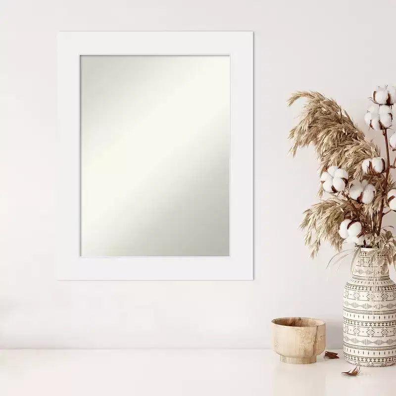 Miroir mural Corvino blanc en bois non biseauté de 58,42 cm x 73,66 cm – Rectangle moderne