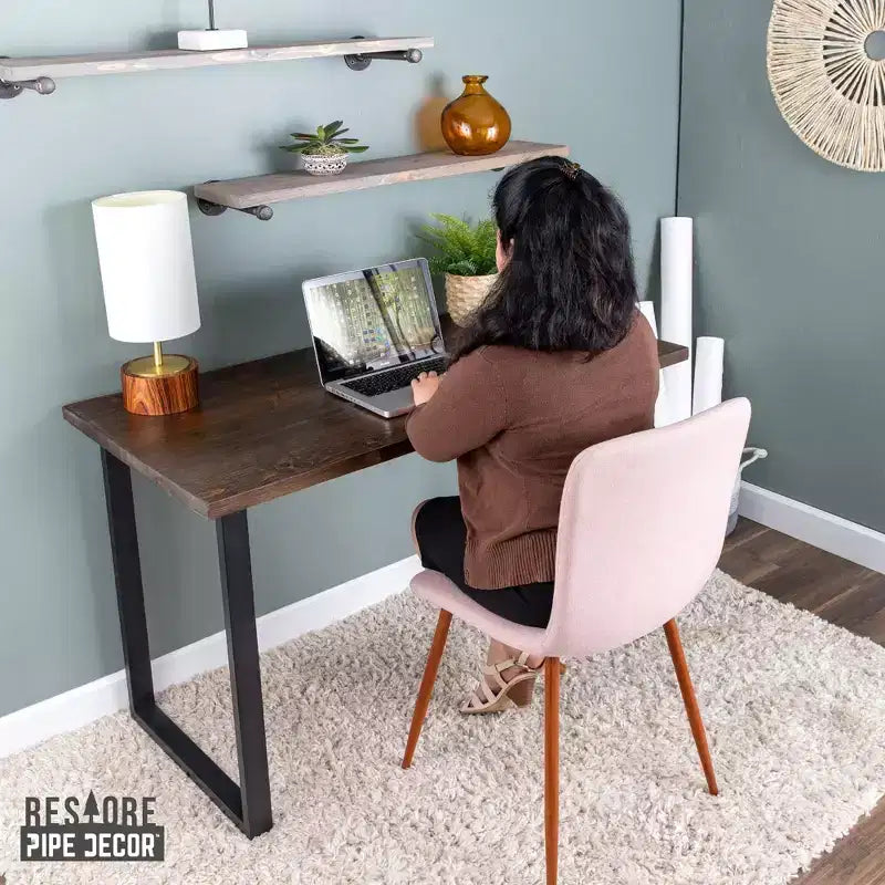 Bureau noir en bois massif avec pieds en tube de 71 cm, à l'horizontale