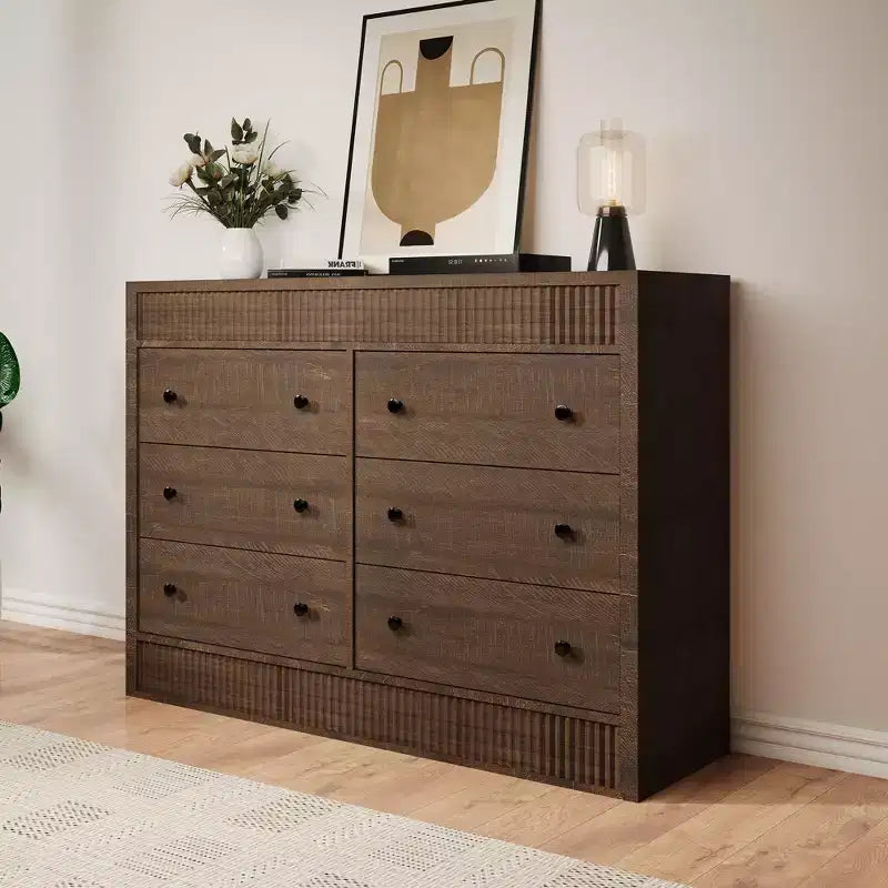Commode à 7 tiroirs cannelés, commode moderne en bois de 137 cm de large avec tiroirs coulissants fluides et dispositif anti-basculement, pour chambre, salon ou entrée