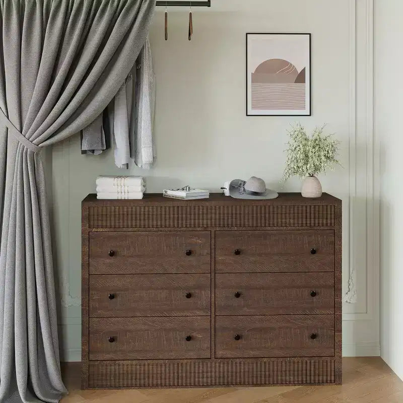 Commode à 7 tiroirs cannelés, commode moderne en bois de 137 cm de large avec tiroirs coulissants fluides et dispositif anti-basculement, pour chambre, salon ou entrée