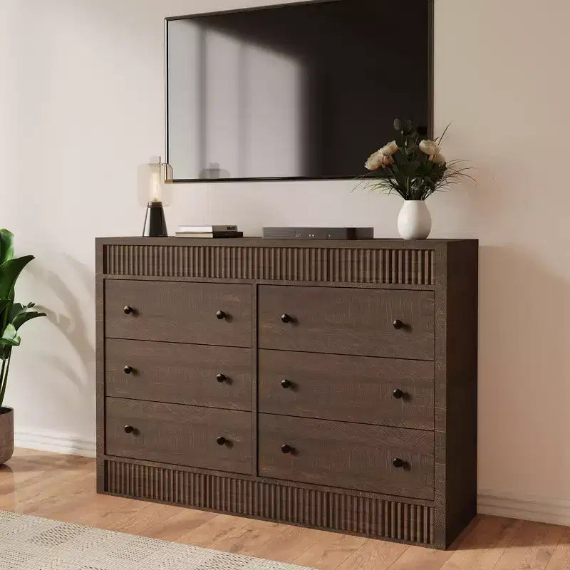 Commode à 7 tiroirs cannelés, commode moderne en bois de 137 cm de large avec tiroirs coulissants fluides et dispositif anti-basculement, pour chambre, salon ou entrée