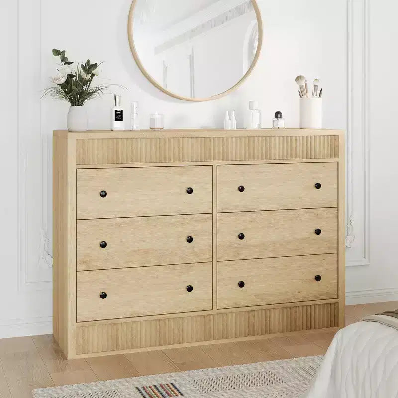 Commode à 7 tiroirs cannelés, commode moderne en bois de 137 cm de large avec tiroirs coulissants fluides et dispositif anti-basculement, pour chambre, salon ou entrée
