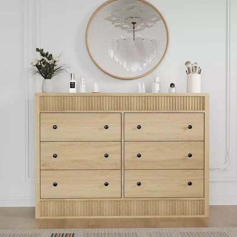 Commode à 7 tiroirs cannelés, commode moderne en bois de 137 cm de large avec tiroirs coulissants fluides et dispositif anti-basculement, pour chambre, salon ou entrée