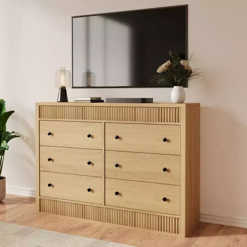 Commode à 7 tiroirs cannelés, commode moderne en bois de 137 cm de large avec tiroirs coulissants fluides et dispositif anti-basculement, pour chambre, salon ou entrée