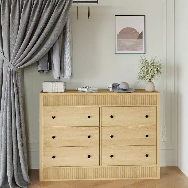 Commode à 7 tiroirs cannelés, commode moderne en bois de 137 cm de large avec tiroirs coulissants fluides et dispositif anti-basculement, pour chambre, salon ou entrée