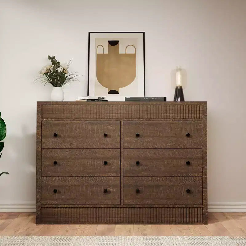 Commode à 7 tiroirs cannelés, commode moderne en bois de 137 cm de large avec tiroirs coulissants fluides et dispositif anti-basculement, pour chambre, salon ou entrée