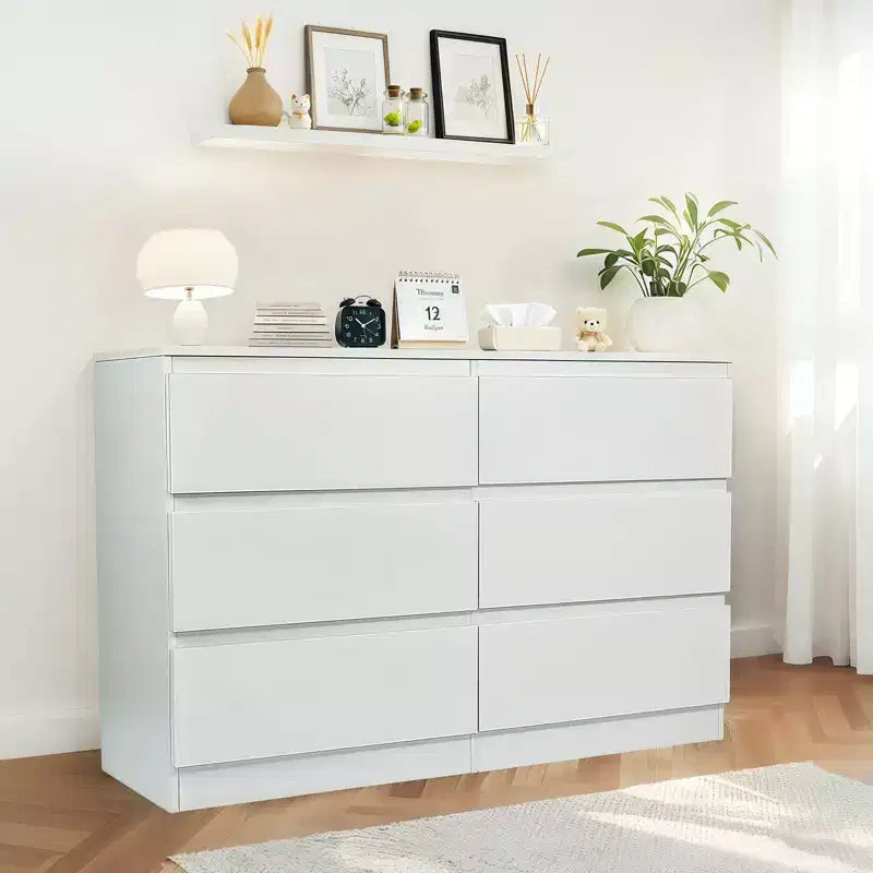 Commode blanche à tiroirs, commode moderne pour chambre avec plateau spacieux, meuble de rangement en bois avec poignées dissimulées